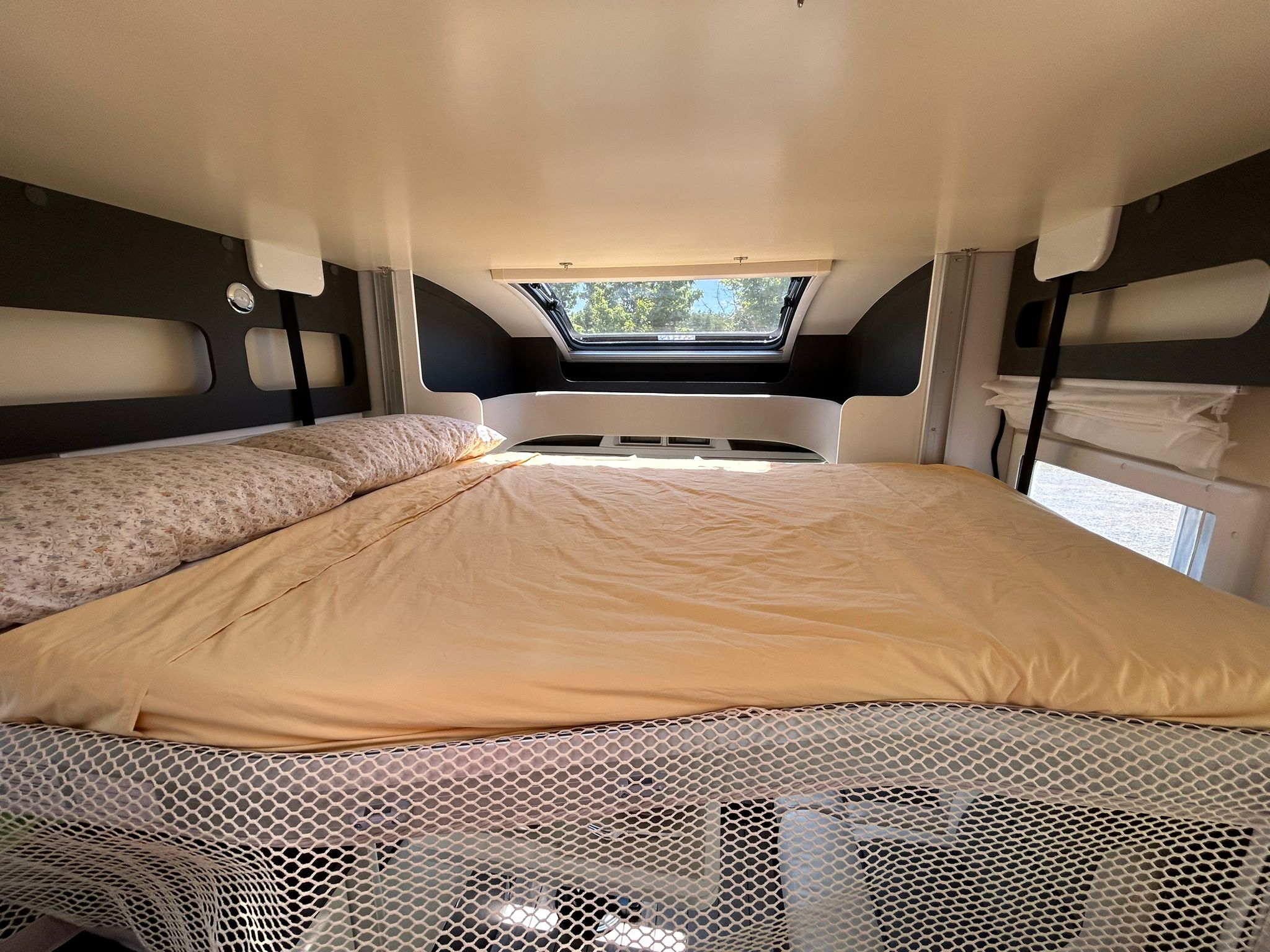 Cama de techo abatible confortable